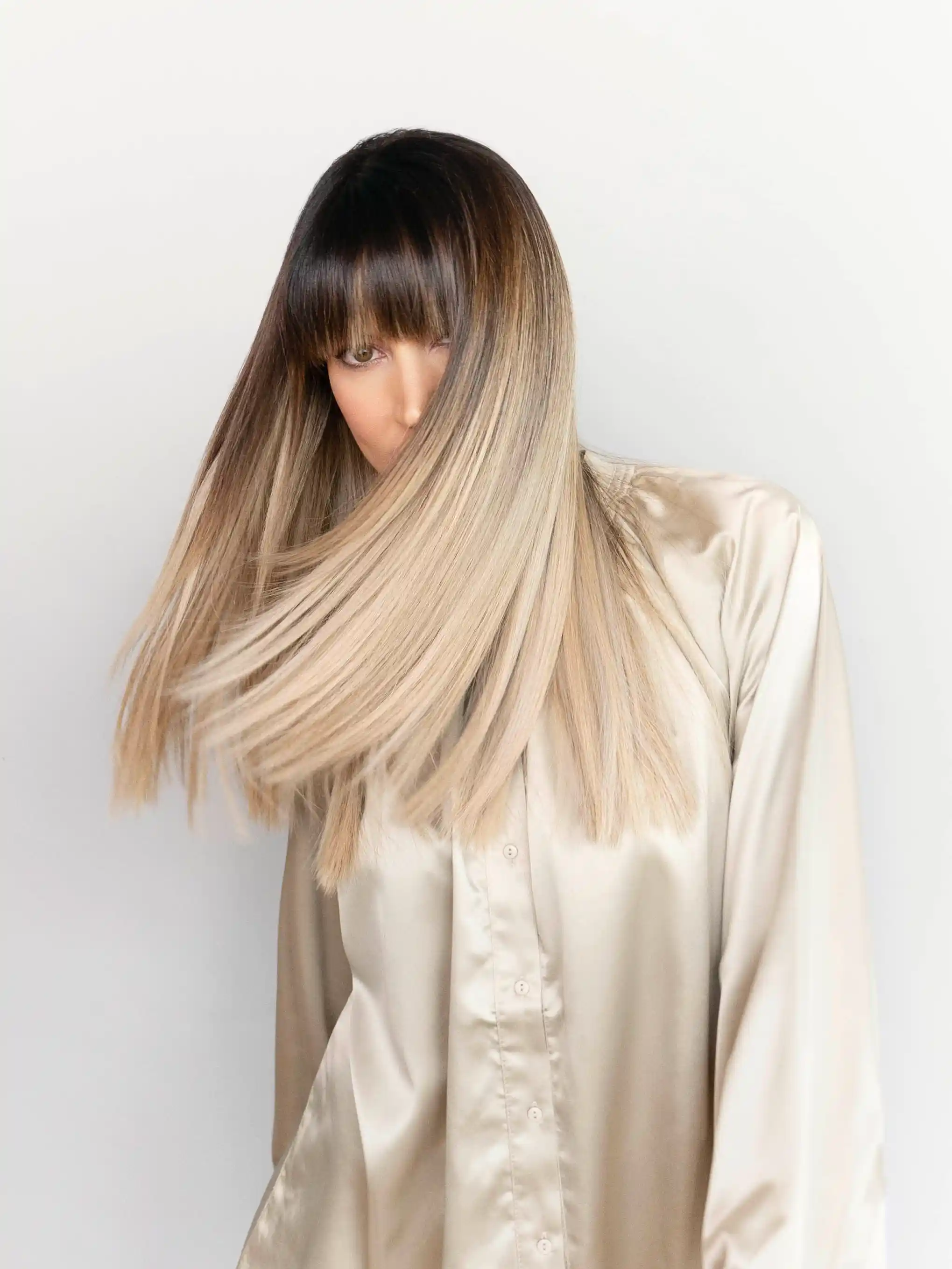 Balayage Wien – Frau mit fließendem Ombré-Farbverlauf von dunkelbraun zu blond, ammoniakfrei mit Kevin Murphy Color Me, Friseurin Barbara Dvorak Wien 1090